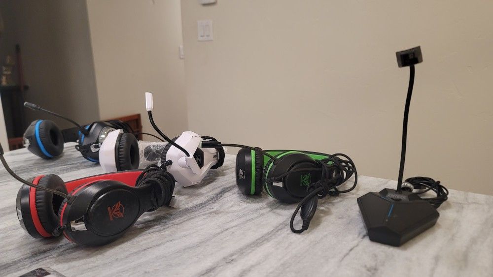 Gaming Headsets And 1 Standalone Mic
