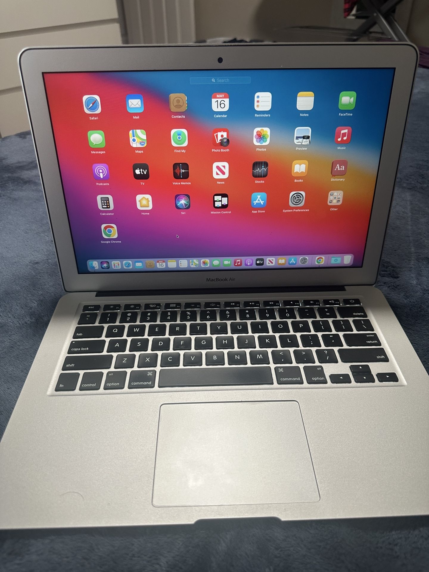 Apple MacBook Air/ 13.3 inch Retina Display / Core i5 / 4GB RAM / 128GB SSD