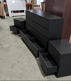 8- DRAWERS DRESSER AND TWO NIGHSTANDS