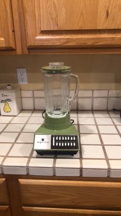 Retro 70’s Waring Electric Blender. 12 settings, Glass Container. In working condition .