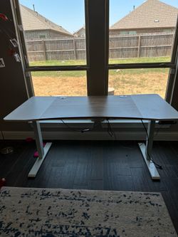 Automatic adjustable standing table