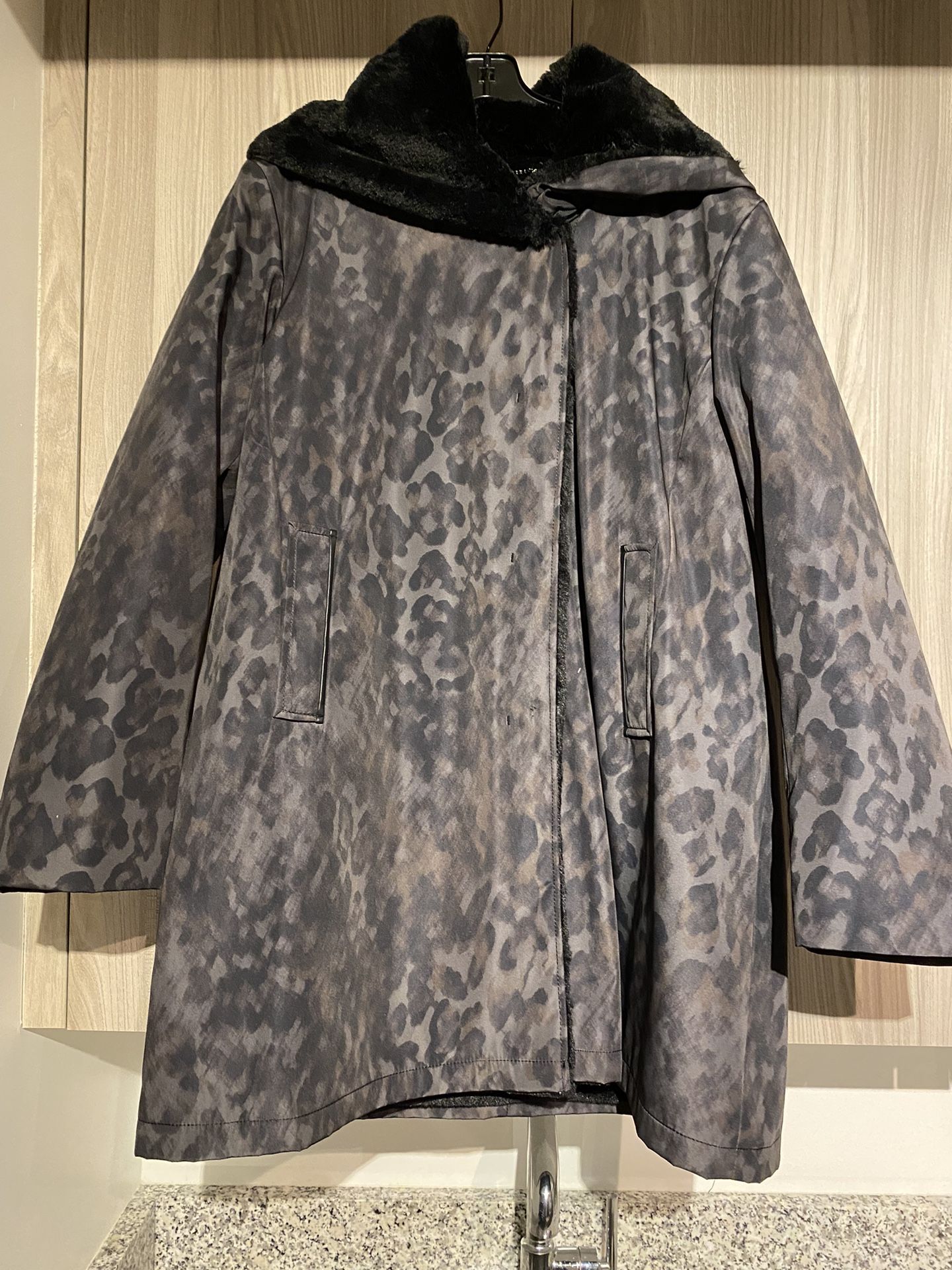 women's khaki short coat with faux fur inside, Size XL
