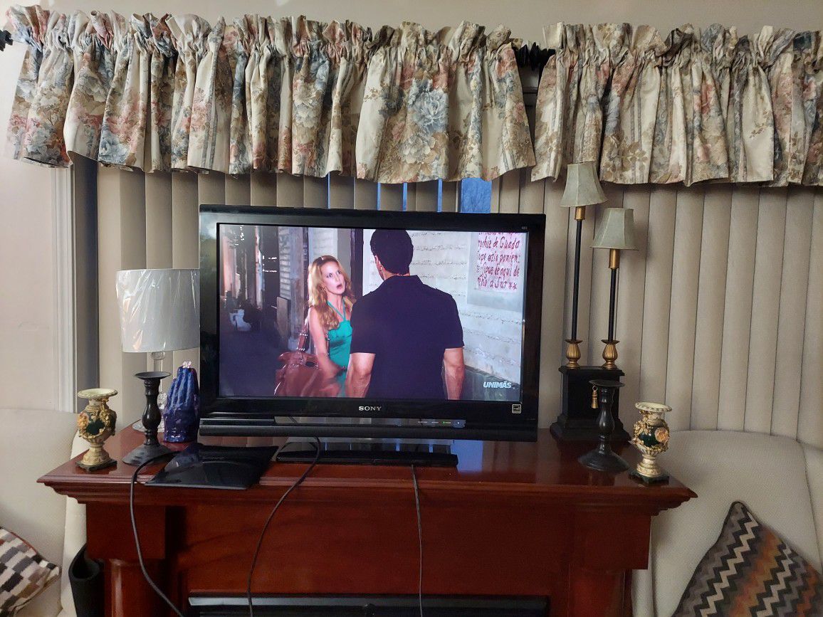 32-inch Sony television, comes with remote control, good condition, everything works well