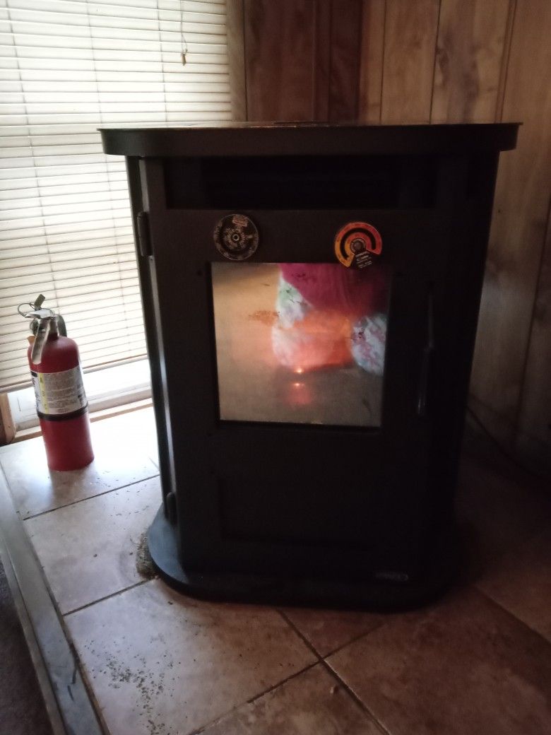LENNOX Montage 32fs PELLET STOVE 48 for Sale in Bonney Lake, WA - OfferUp