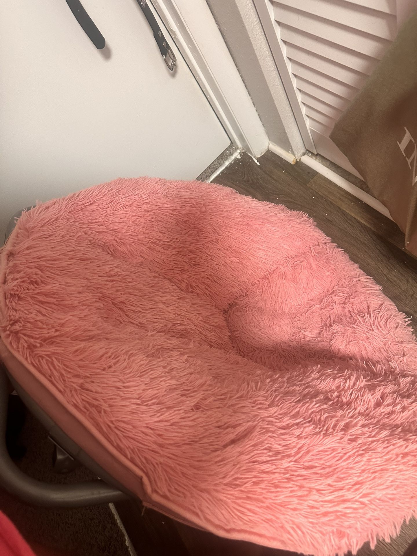 Pink fluff chair