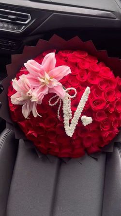 50ct red roses with lilys โบ๏ธ