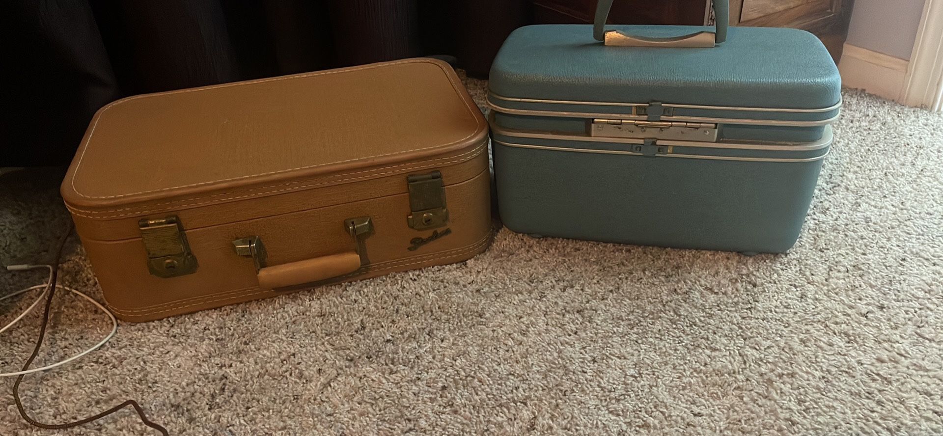Vintage suitcase and train carry on/make up case from the 50’s!!!!