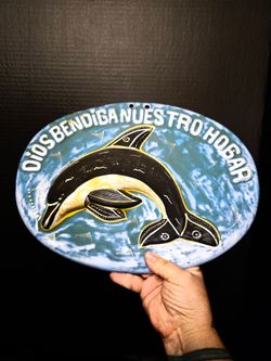Ceramic wall art 3D dolphin and the Spanish phrase "Dios Bendiga Nuestro Hogar".9"
