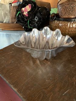 Clam shell serving bowl
