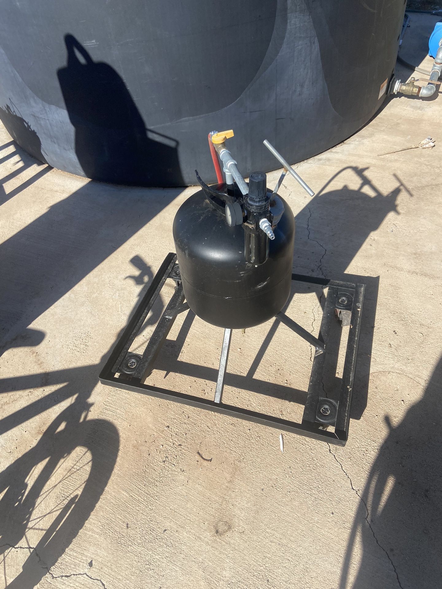 Mobile Soda Or Sand Blasting Pot