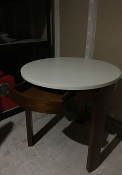 Nice Pier 1 end table