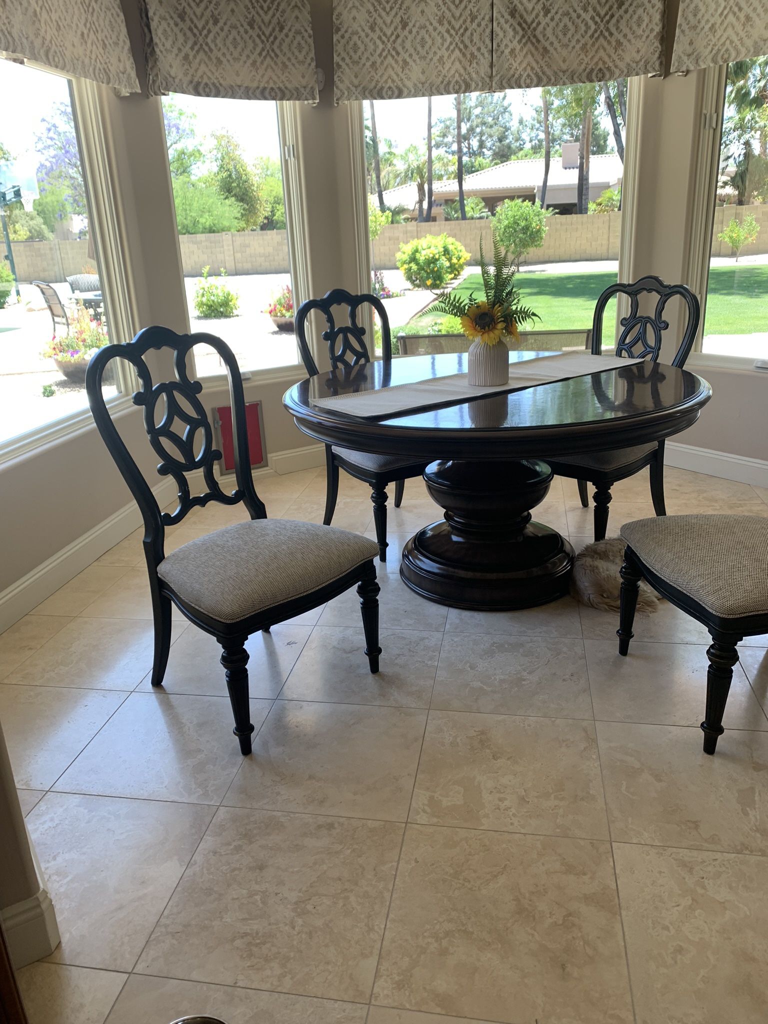 Thomasville Round Table With 4 Chairs Seats 4 -6 People
