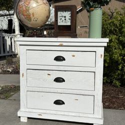 Rustic White Solid Distressed Wood Dresser Chest of Drawers Nightstand Excellent Condition 