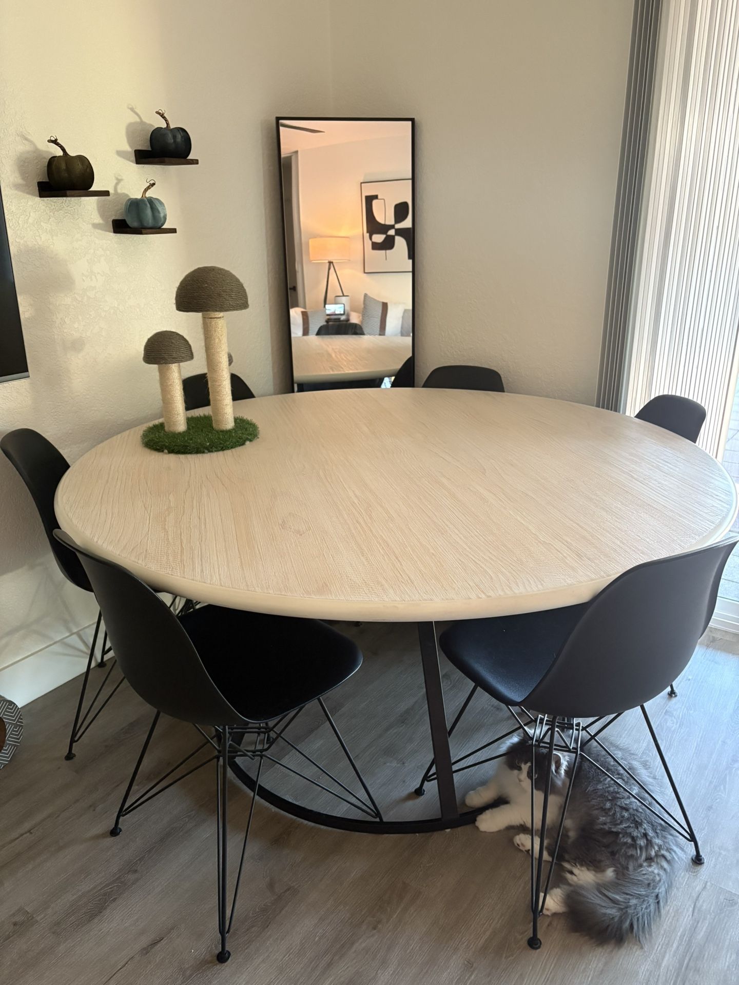 Table with 4 Chairs