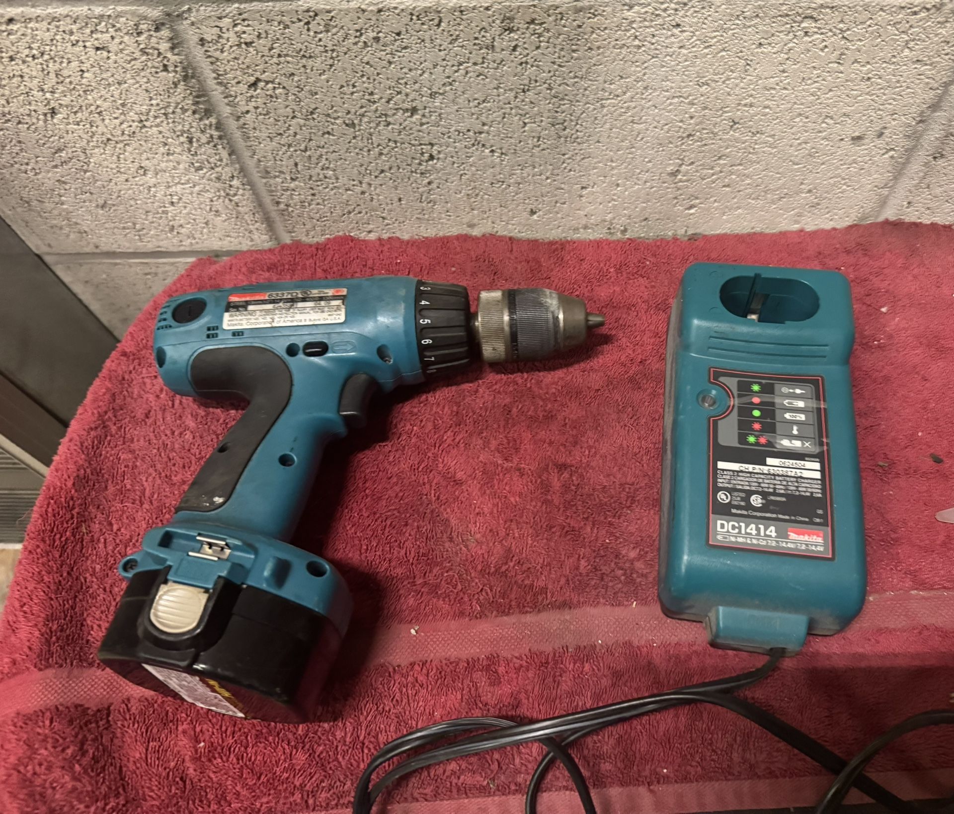 Mikita Drill 6337D Charger and one battery