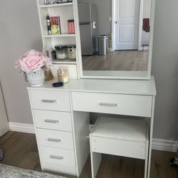 White Vanity With Light Bulbs
