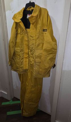Men's AVID brand outdoor two-piece yellow rain suit in overall very good condition. 

Heavy pieces are durable with multiple closures, including waist