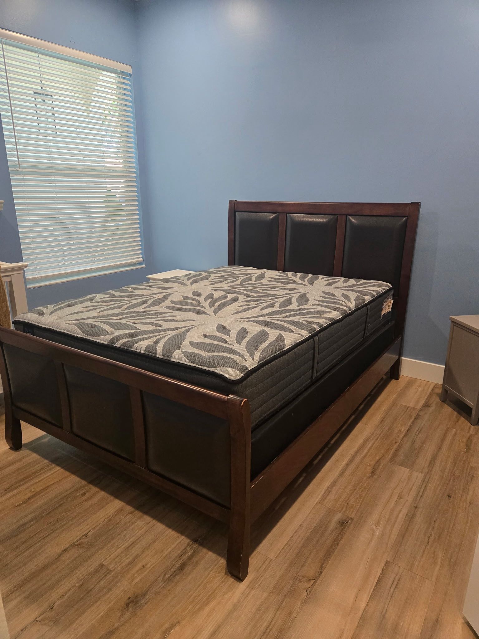 Sealy Posturepedic Plus Queen Size firm Mattress and Boxspring