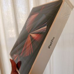 New Sealed iPad Pro 12.9” (5th Gen)
