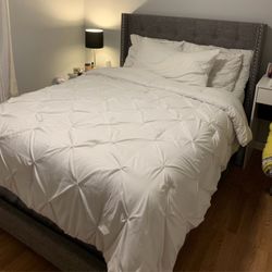 Bed Frame and Headboard and matching vanity stool | Cama y silla que hace juego