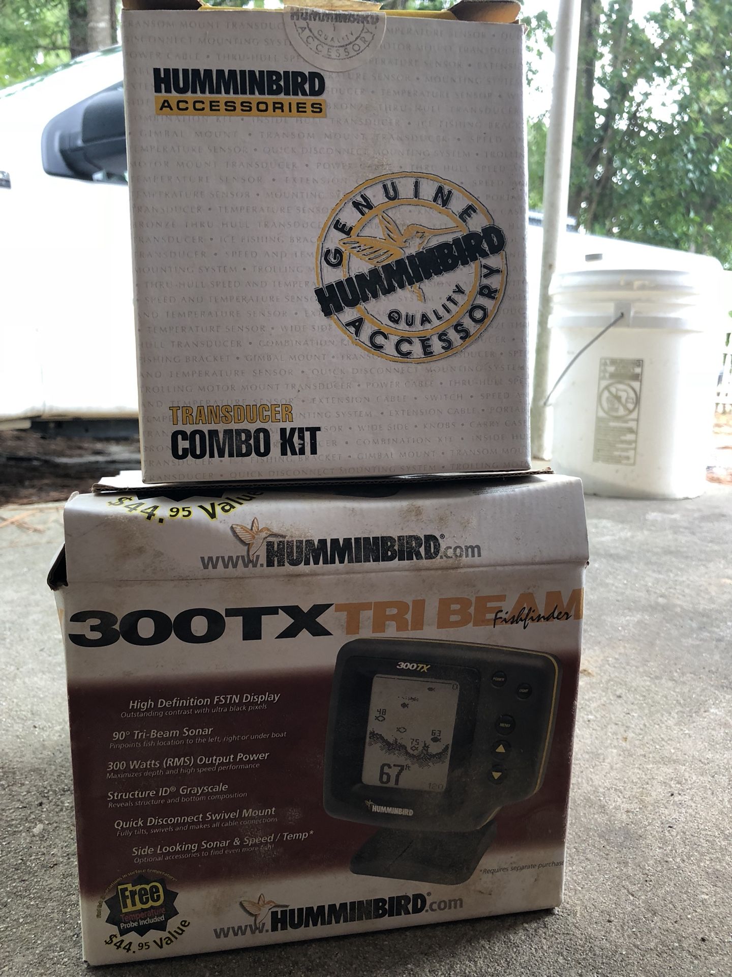 300 TX Tri beam hummingbird fish finder with transducer mounts and wires