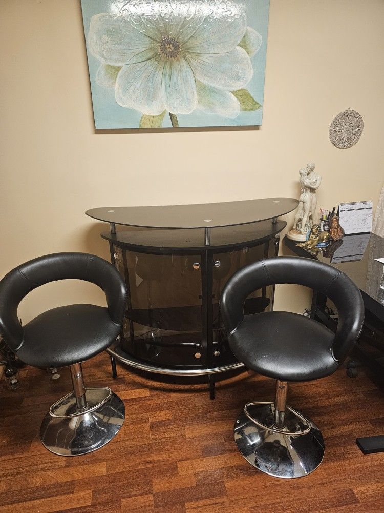 COMBO BAR LUXURY BAR GLASS WITH ACRYLIC BLACK AND SILVER,SET 2 STOOLS LEATHER ADJUSTABLE NICE AND CLEAN IF SOMEBODY INTERESTED PLEASE TEXT ME ANY TIME