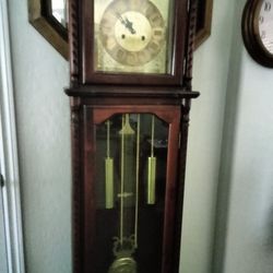 Grandfather Clock Wood Works Great Have Key Chimes Every Hour Half An Hour