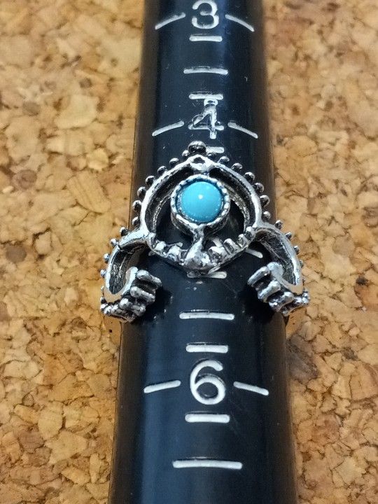 VINTAGE BOHEMIAN SILVER PLATED FASHION RING. SIZE 5. (E)