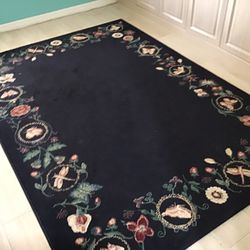 TRACY PORTER~Black Rectangular with flower edges~AREA RUG~~5’ 5” x 7’ 8”~~~Good condition