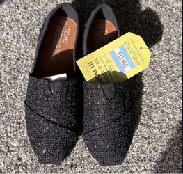 Girl’s TOMS size 2.5 new with tags