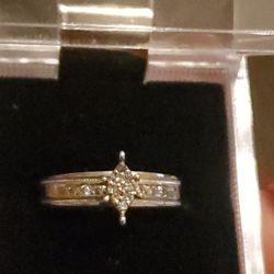 10k White Gold Ring 