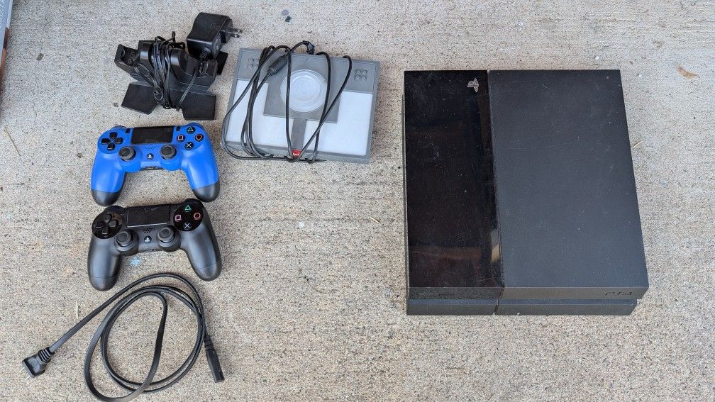 PS4 + Controllers