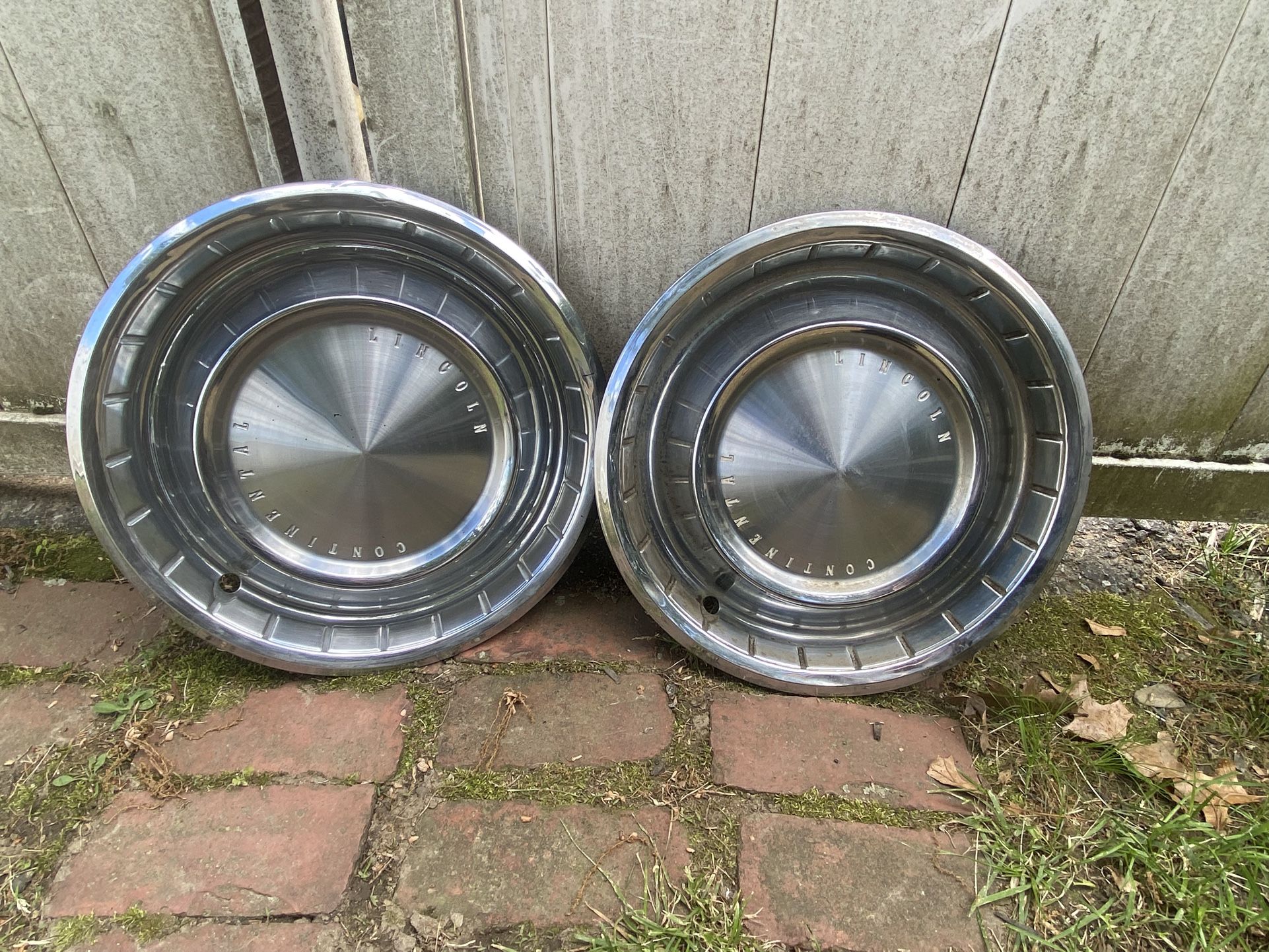 Lincoln Continental 1962 Hubcap