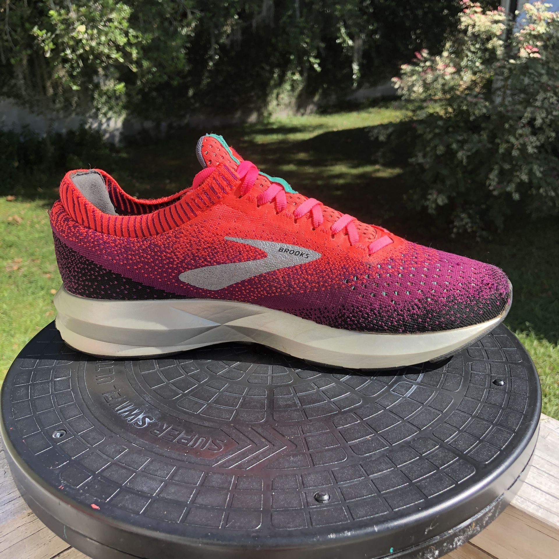 Brooks Levitate 2 Womens Athletic Shoes 1202791b678 Low Top Womens Size 9.5. for Sale in Lutz FL OfferUp