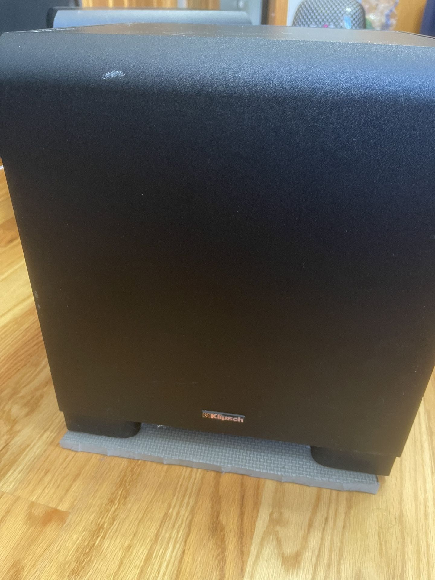 Klipsch 10 inches vintage subwoofer .Everything is working good and very good condition. Thanks 