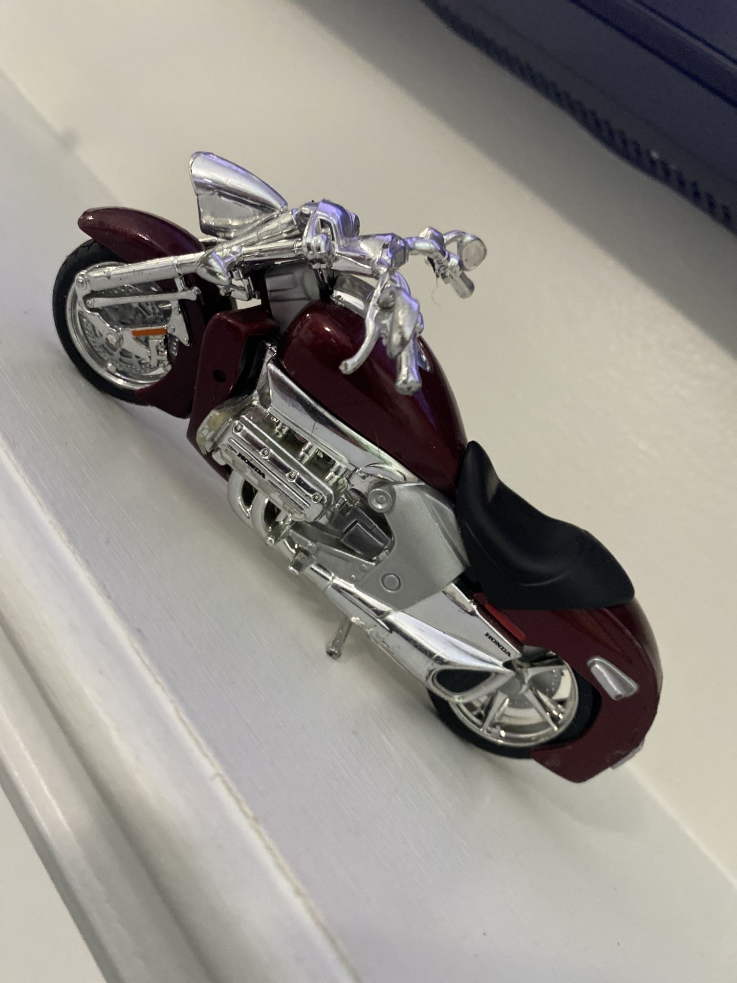 Maisto 1:43 Honda Valkyrie Rune Motorcycle Burgundy 5.5”