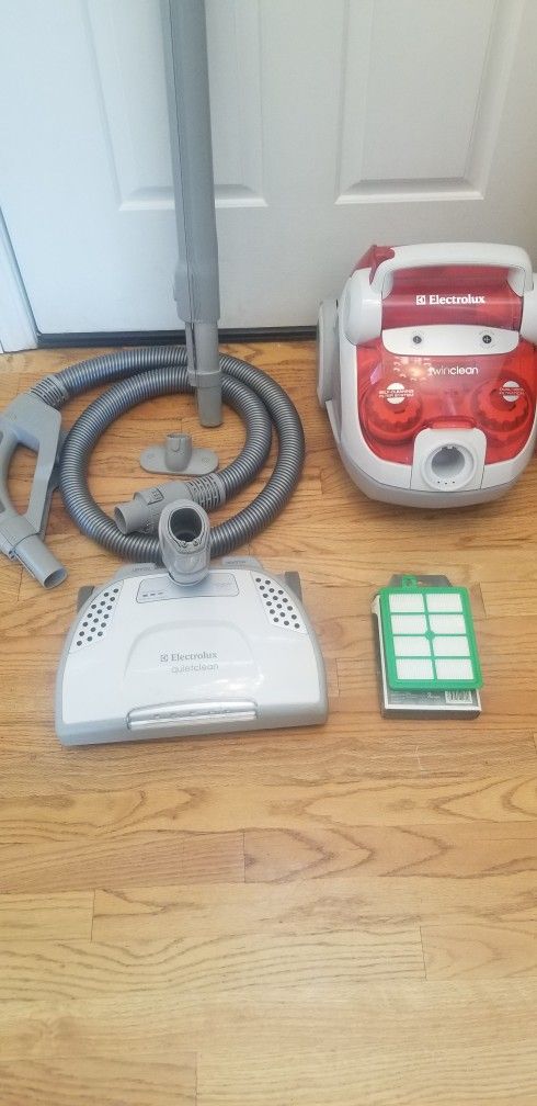 NEW cond ELECTROLUX LUX LAGACY MODEL VACUUM  WITH ATTACHMENTS  AMAZING POWER SUCTION  WORKS EXCELLENT IN THE BOX