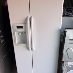G.E ScS Refrigerator 22 .cu.ft