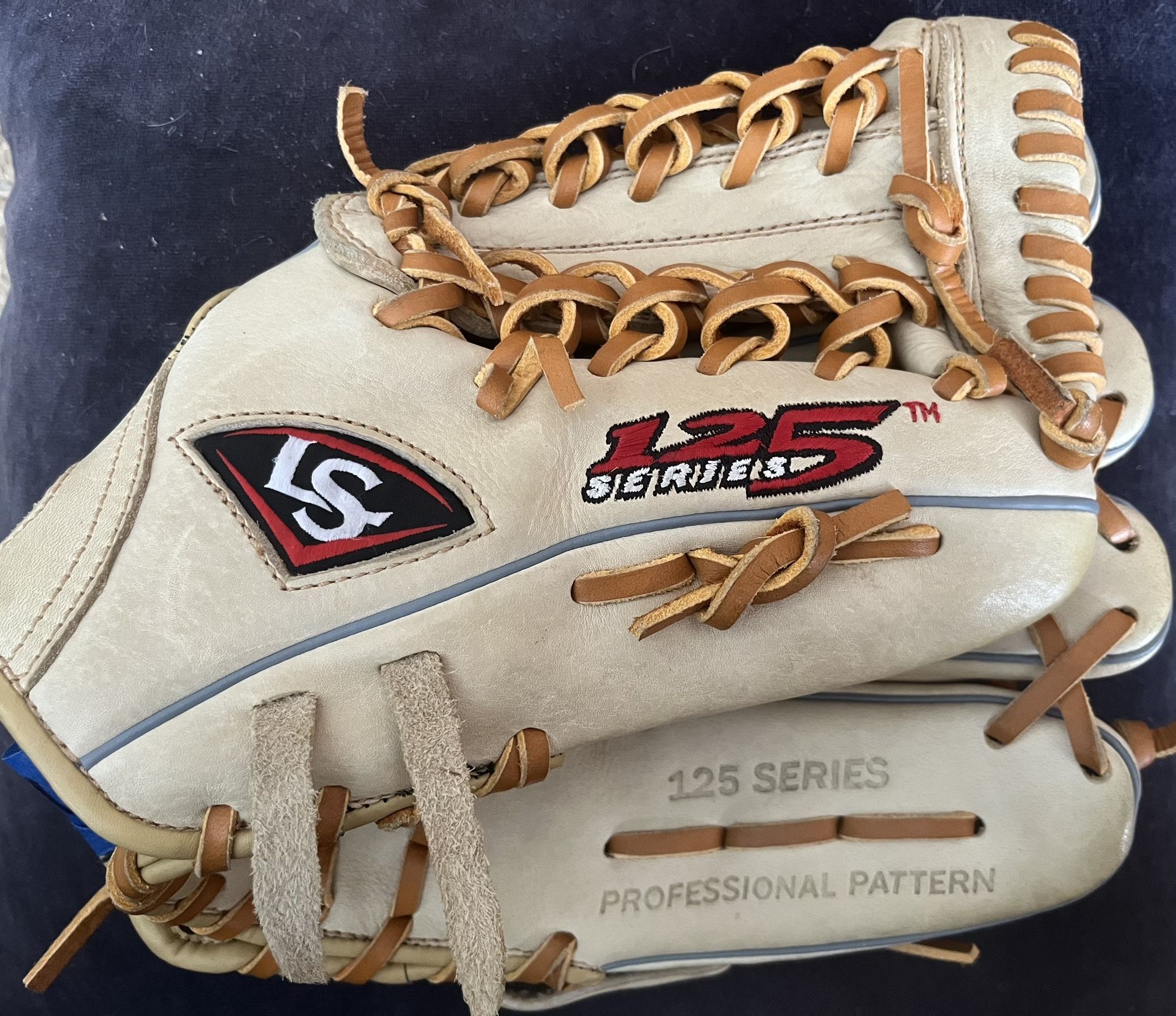Louisville Slugger Fielders Mitt Glove. 11.5”.