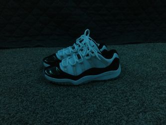 Jordan 11 emerald size 3 youth