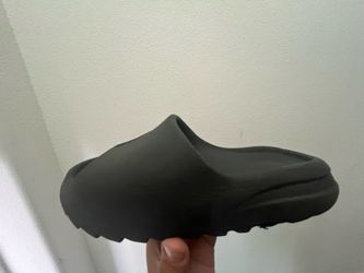 Yeezy‘s slides  size 5