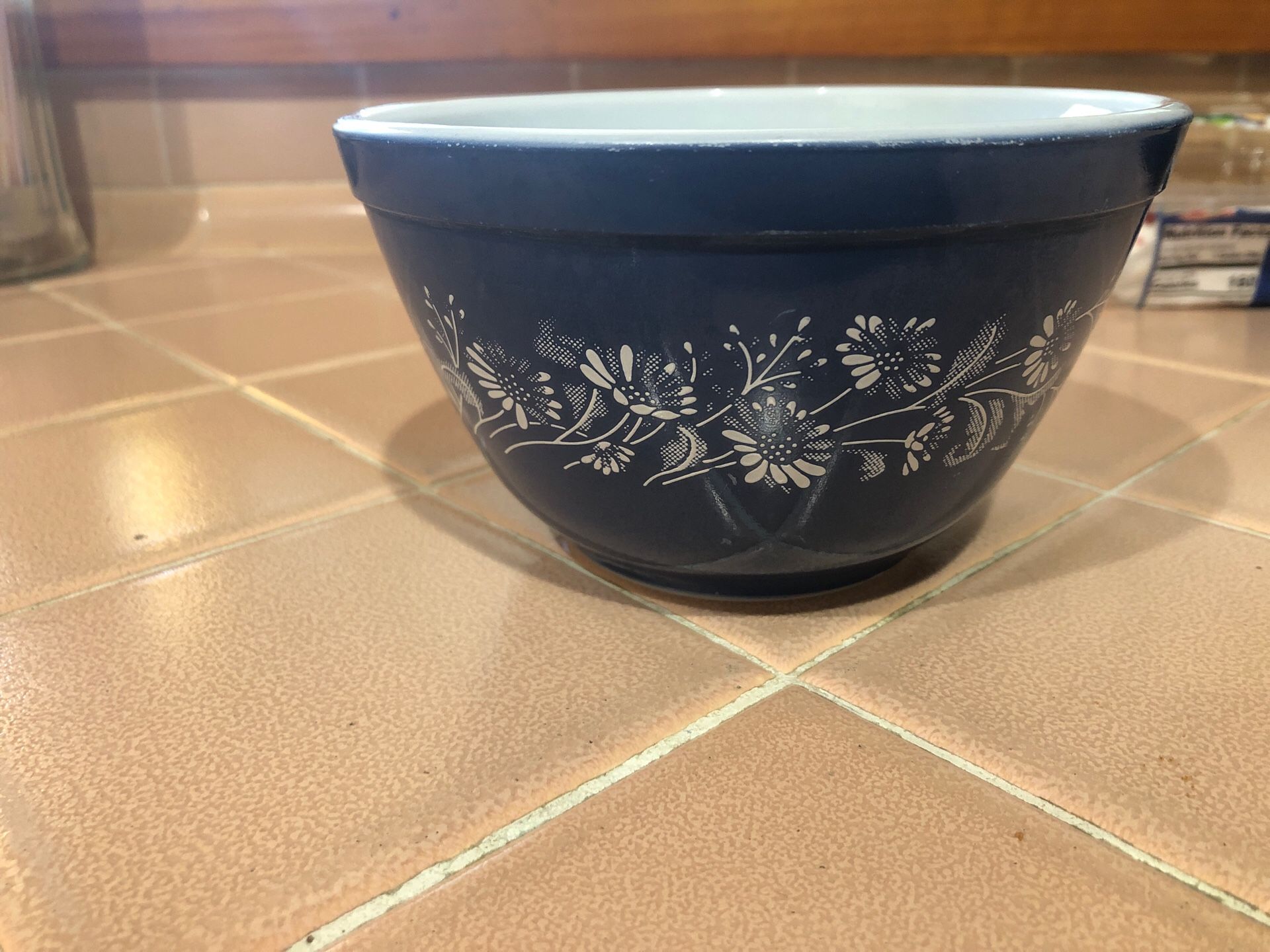 Vintage Pyrex nesting bowl #401