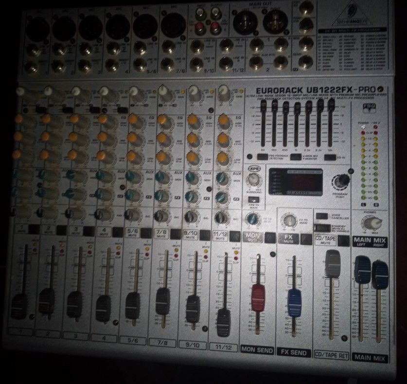 Eurorack UB 1222FX Pro