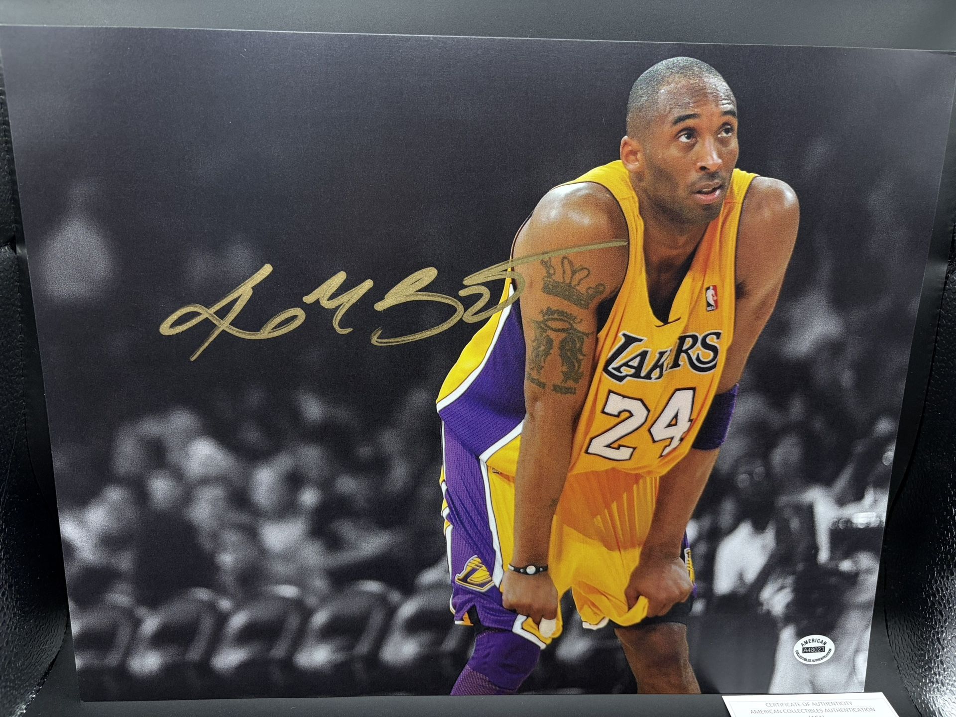 Los Angeles Lakers Kobe Bryant Signed 11 X 14 Photograph