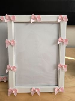 HAND CRAFTED PINK BOW HAND CRAFTED 5X7 PICTURE FRAME IN WHITE.