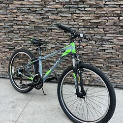 Giant “ Revel 2  Allux “ Aluminum Frame 21 Speed Mountain Bike 