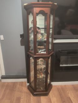 Vitrina de madera con puerta de vidrio y 2 secciones