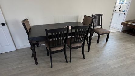 Kitchen dining set included is the table with six chairs in great condition if interested message me