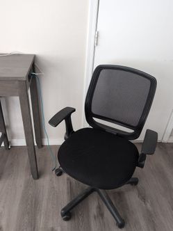 Black Mesh Office Chair with Armrests
