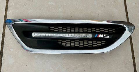 2012-2016 BMW M5 right side Fender Grille W/ Light 511(contact info removed)3 OEM